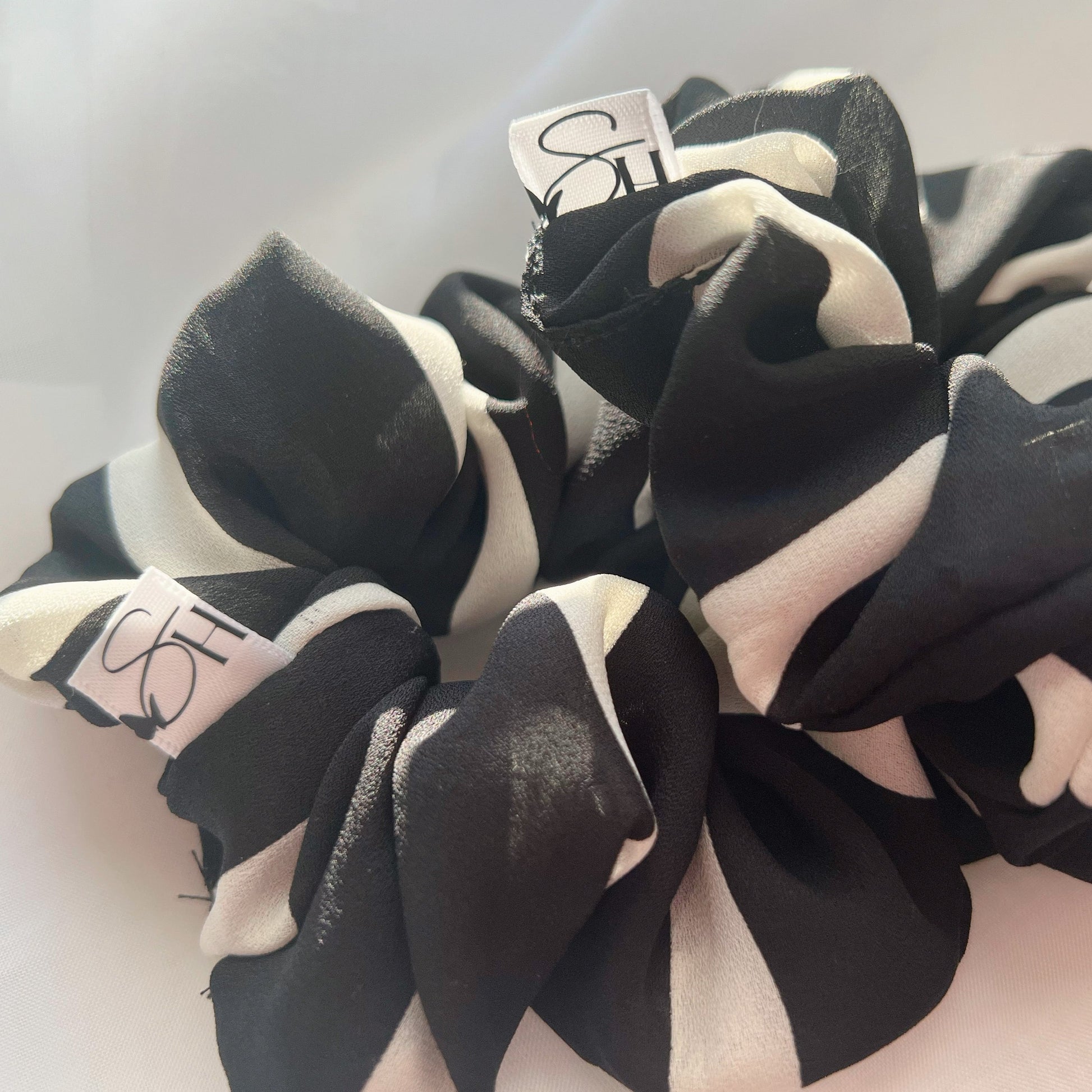 handmade-cute-hairties-women-owned-business-hispanic-owned-accessories-illinois-chicago-sincerely-herrera-black-and-white-hair-tie-scrunchies-dailyhairstyle-inspo-cute-hairstyles-party-favor-ideas-stripped-accessories-gifts-for-her-gifts-for-everyone-ideas-curly-hair-thin-hair-thick-hair-accessories-durable