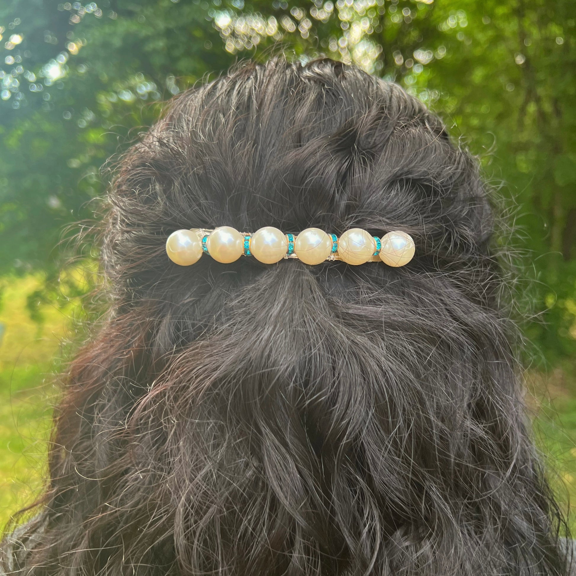 handmade-hair-clips-barrettes-cute-hair-accessories-pearl-hair-clips-pearl-barrettes-handmade-sincerely-herrera-women-owned-business-hispanic-owned-chicago-il-wholesale-aesthetic-hair-clips-daily-hair-inspo-updo-styles-half-up-half-down-hairstyles-daily-accessories