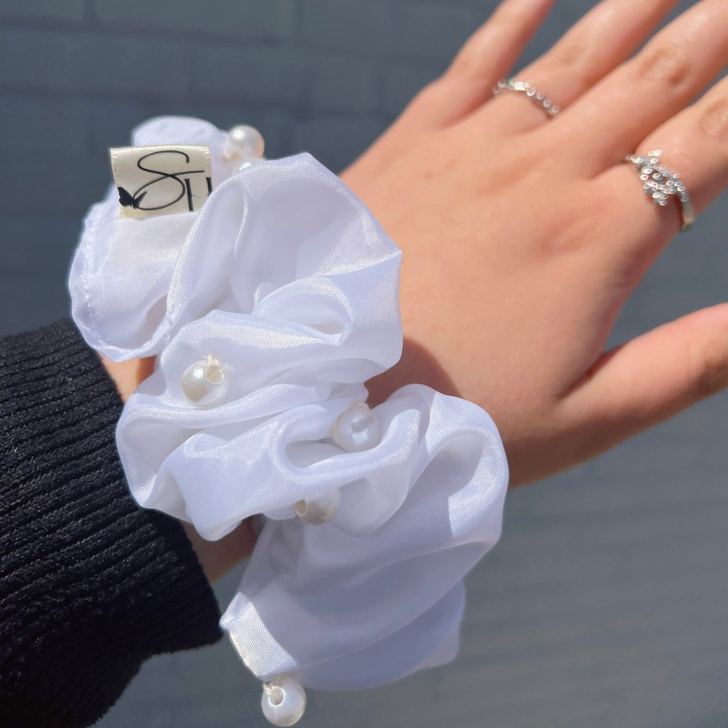 white-pearl-scrunchies-handmade-bride-accessories-cute-daily-hairstyles-bride-to-be-accessories-scrunchie-with-pearls-sincerely-herrera-handmade-hair-accessories-women-owned-business-chicago-il-cute-pearls-gifts-for-her-wedding-aesthetic-pinteres-inspo-perlas