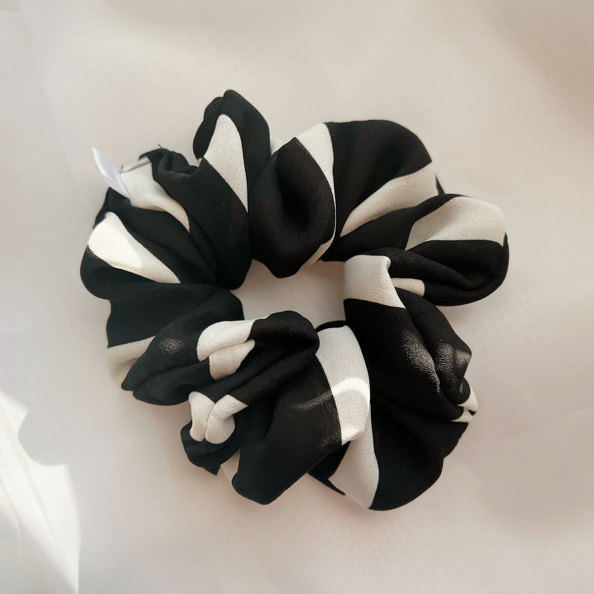 handmade-cute-hairties-women-owned-business-hispanic-owned-accessories-illinois-chicago-sincerely-herrera-black-and-white-hair-tie-scrunchies-dailyhairstyle-inspo-cute-hairstyles-party-favor-ideas-stripped-accessories-gifts-for-her-gifts-for-everyone-ideas-curly-hair-thin-hair-thick-hair-accessories-durable