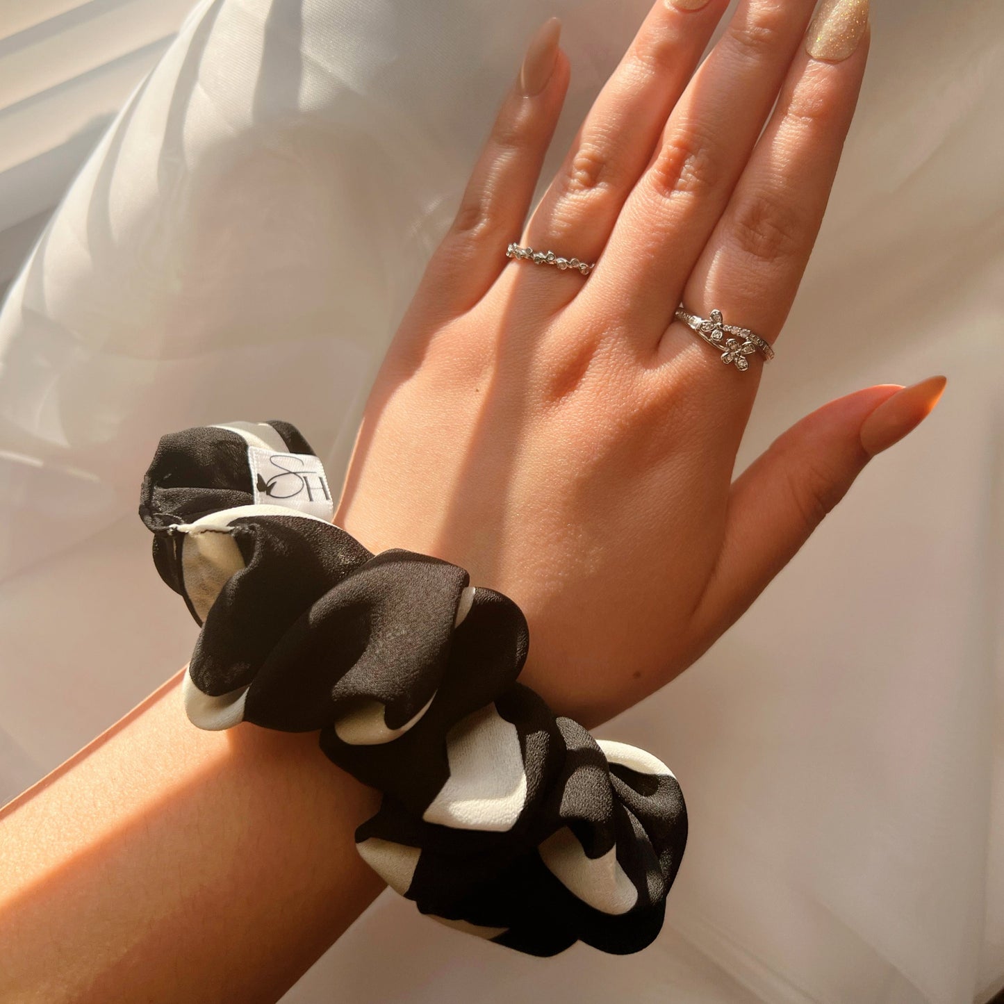 handmade-cute-hairties-women-owned-business-hispanic-owned-accessories-illinois-chicago-sincerely-herrera-black-and-white-hair-tie-scrunchies-dailyhairstyle-inspo-cute-hairstyles-party-favor-ideas-stripped-accessories-gifts-for-her-gifts-for-everyone-ideas-curly-hair-thin-hair-thick-hair-accessories-durable